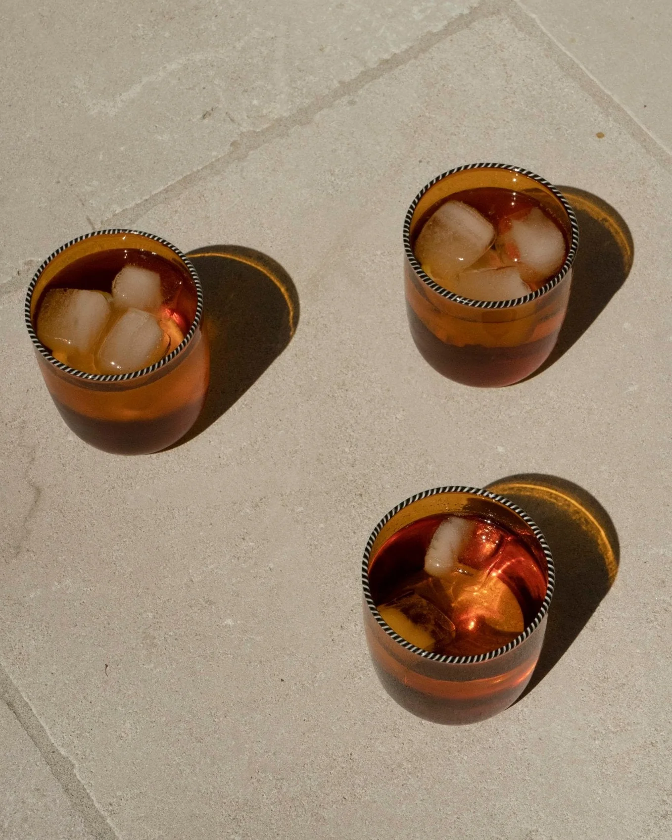 AMBER GLASS WITH BLACK AND WHITE TWISTED RIM - Image 4