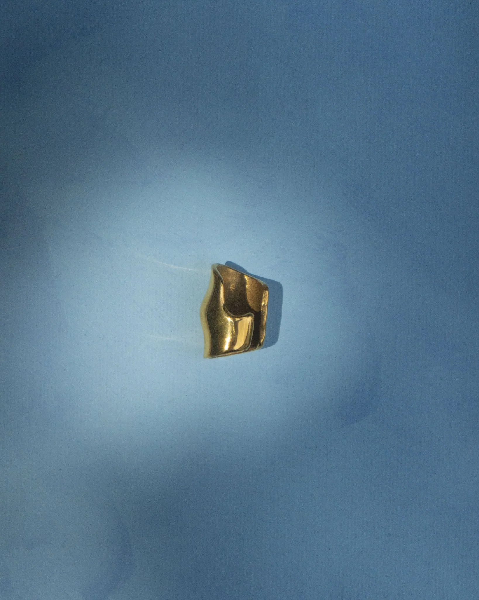 LULU GOLD ARMOR STATEMENT EAR CUFF - Image 4