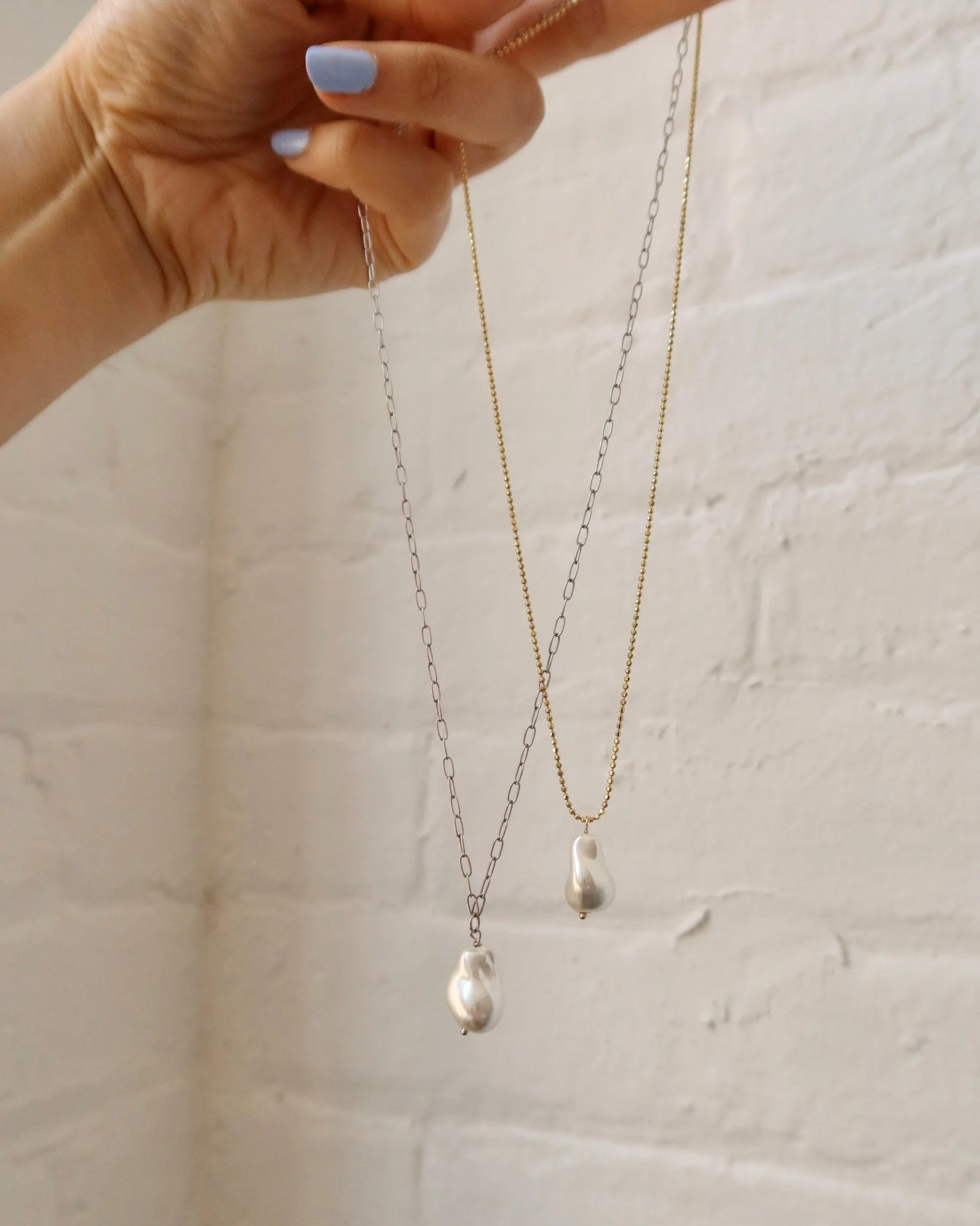 ASHLEY BAROQUE PEARL ON SMALL PAPERCLIP CHAIN - Image 3