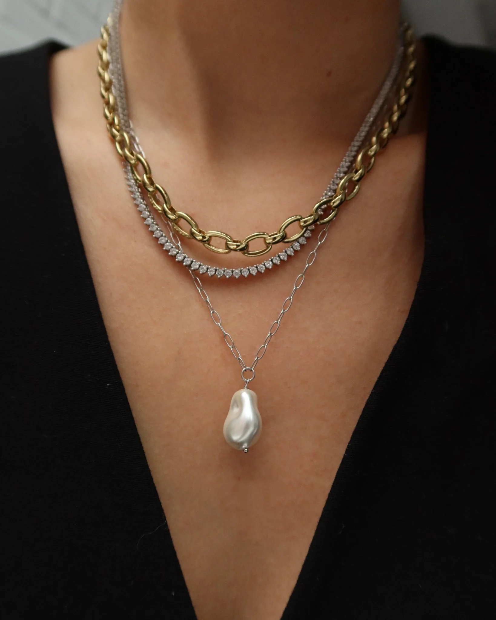 ASHLEY BAROQUE PEARL ON SMALL PAPERCLIP CHAIN - Image 4