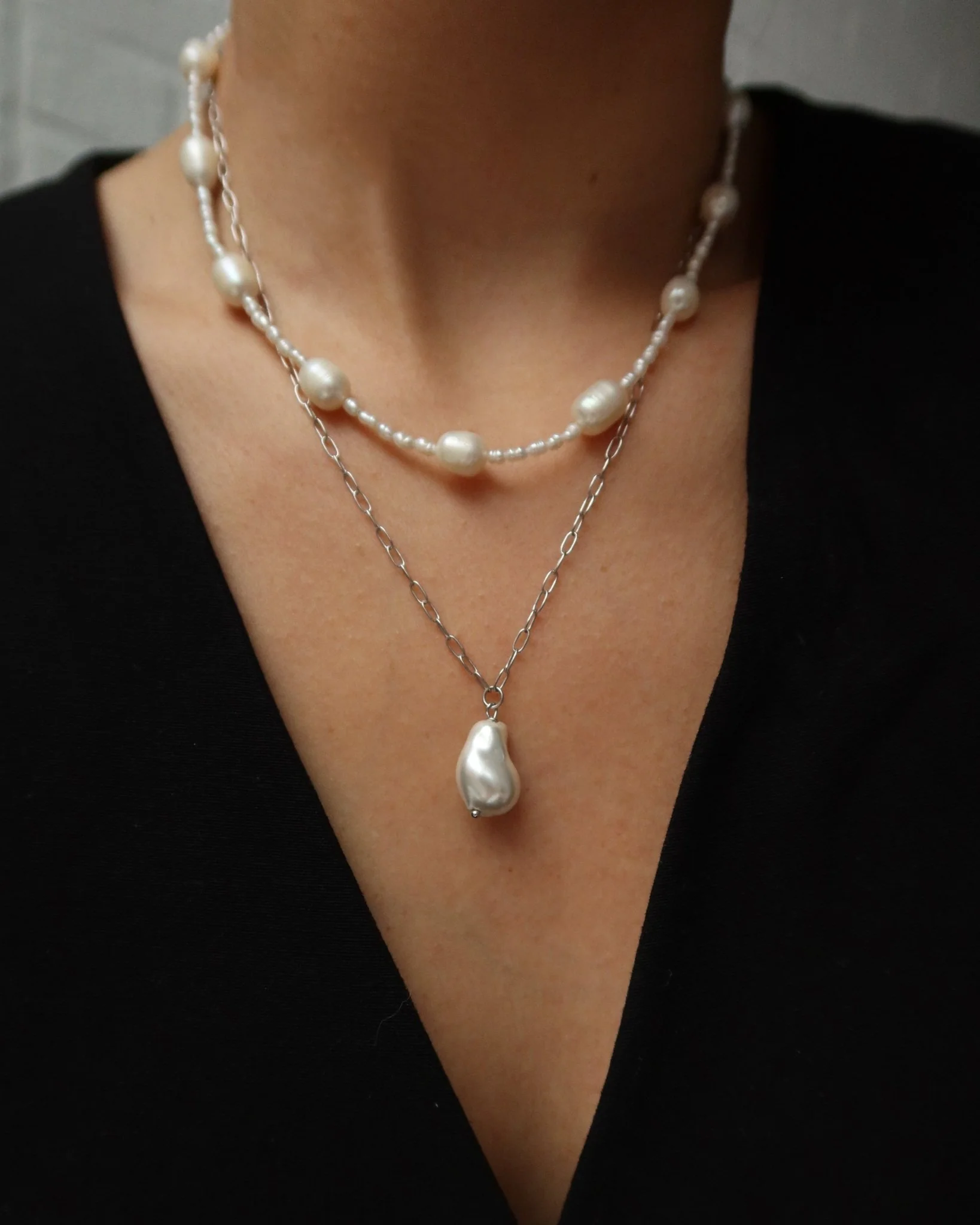 ASHLEY BAROQUE PEARL ON SMALL PAPERCLIP CHAIN - Image 6