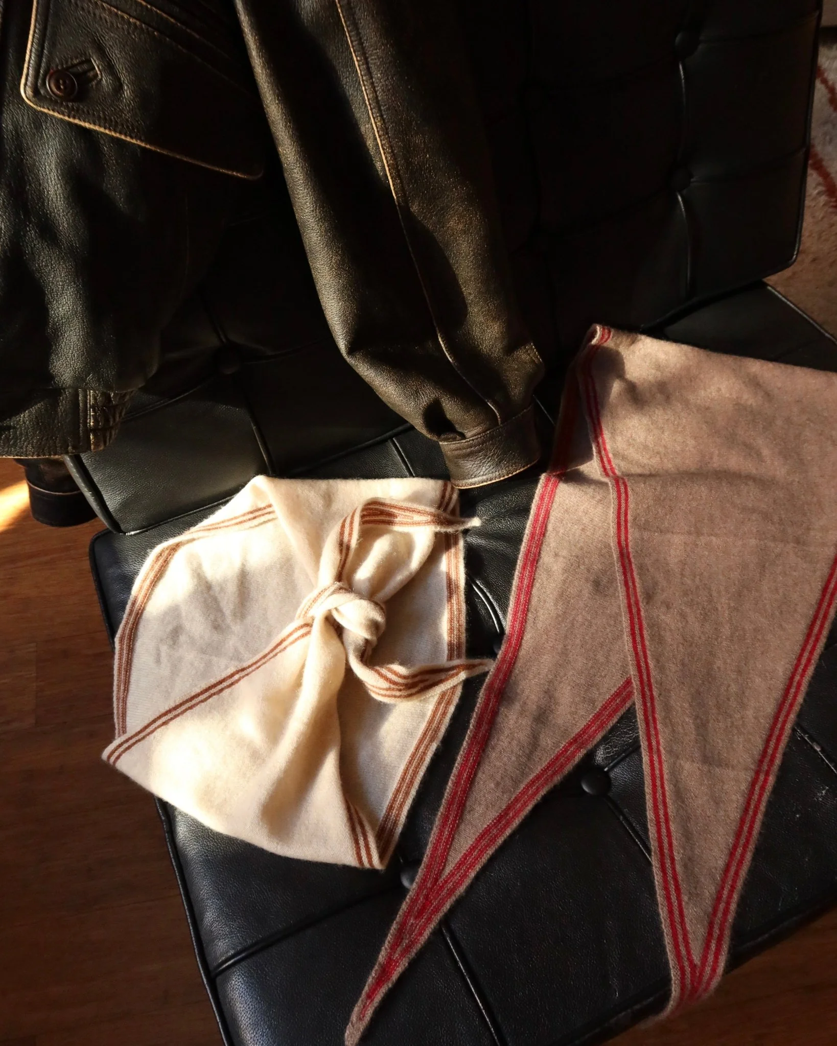 CASHMERE TRIANGLE SCARF - Image 4