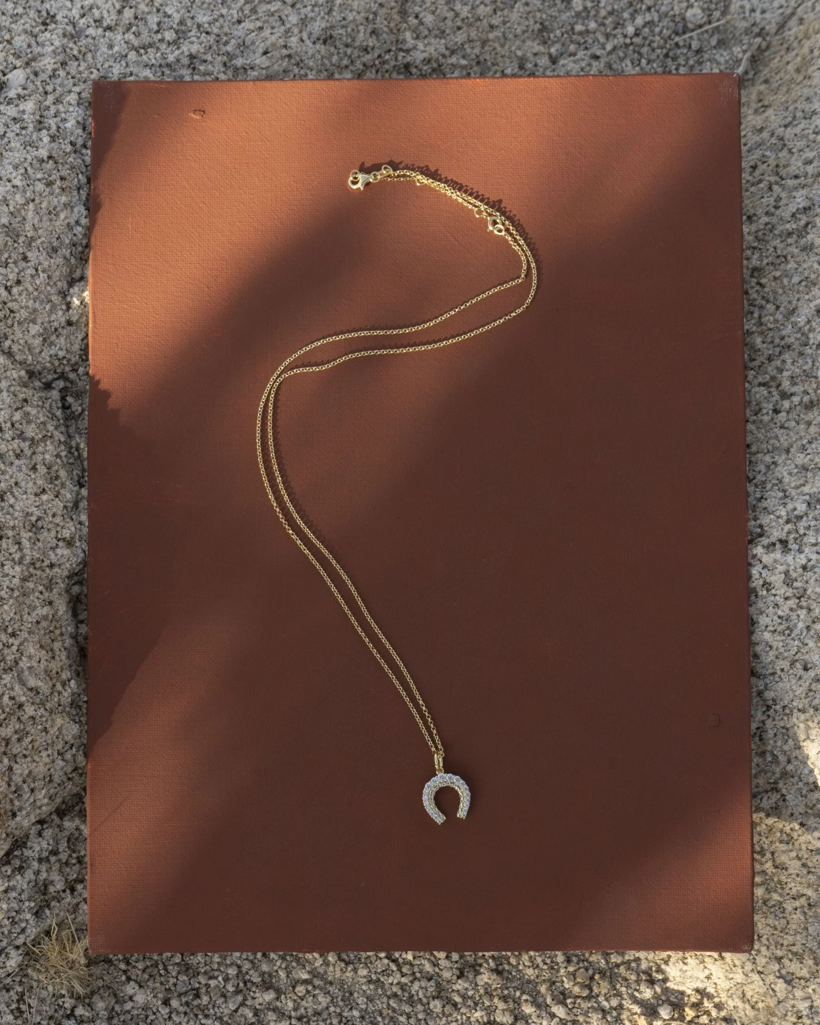 LOREN HORSESHOE PENDANT NECKLACE