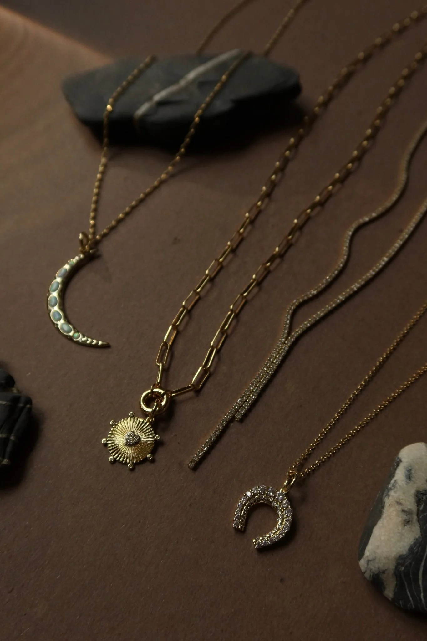LOREN HORSESHOE PENDANT NECKLACE - Image 11