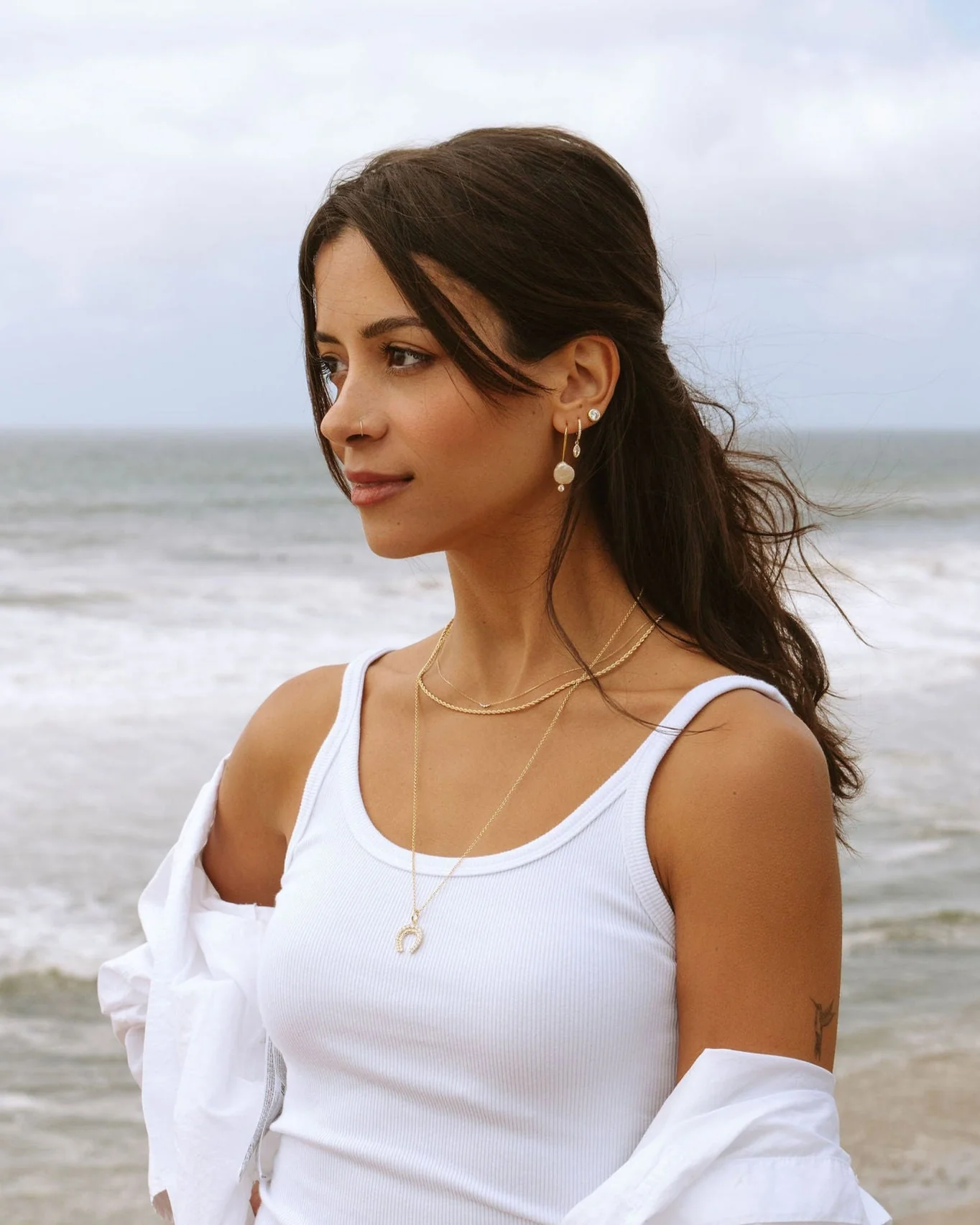 LOREN HORSESHOE PENDANT NECKLACE - Image 7