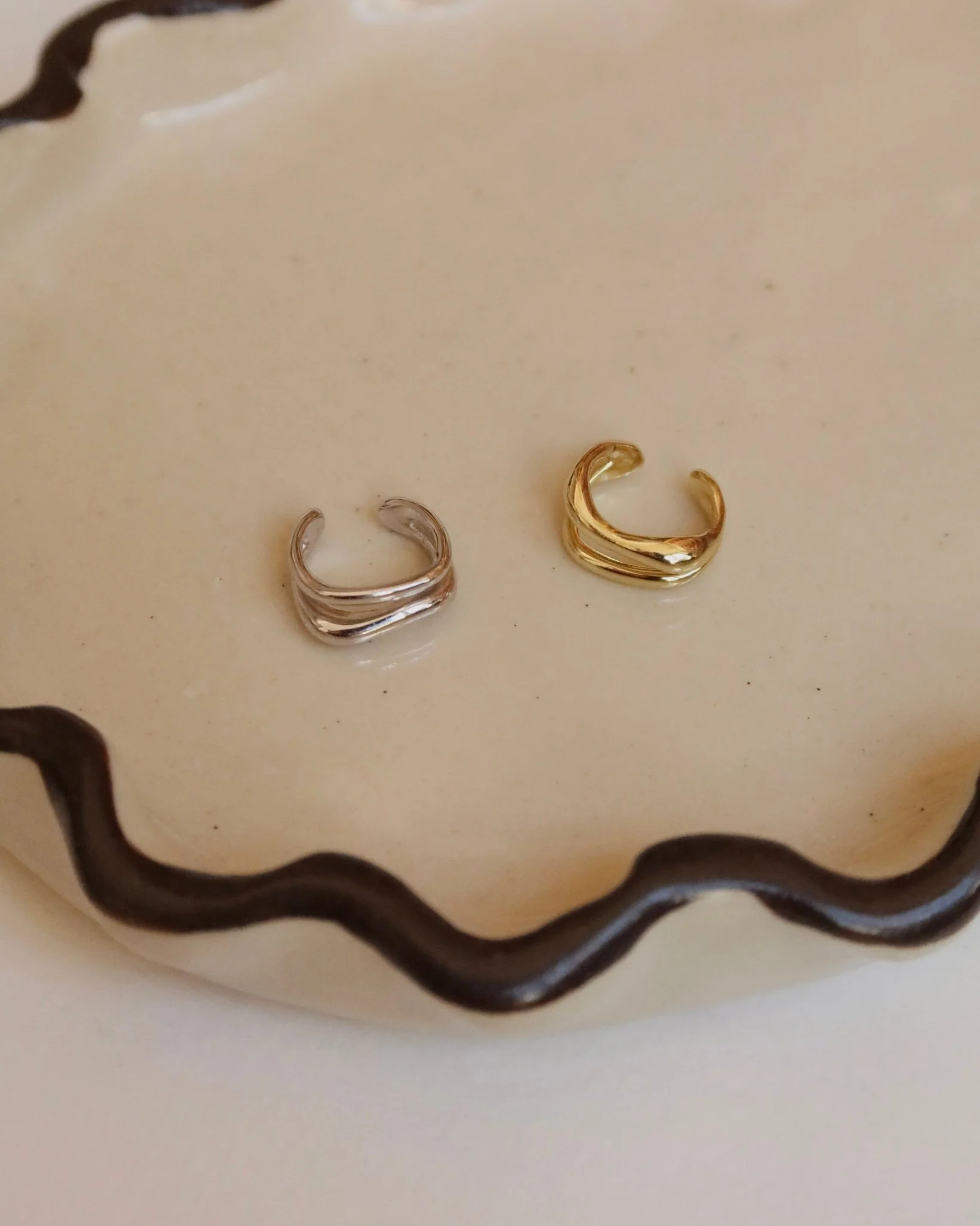 EMMA DOUBLE WAVY EAR CUFF - Image 4