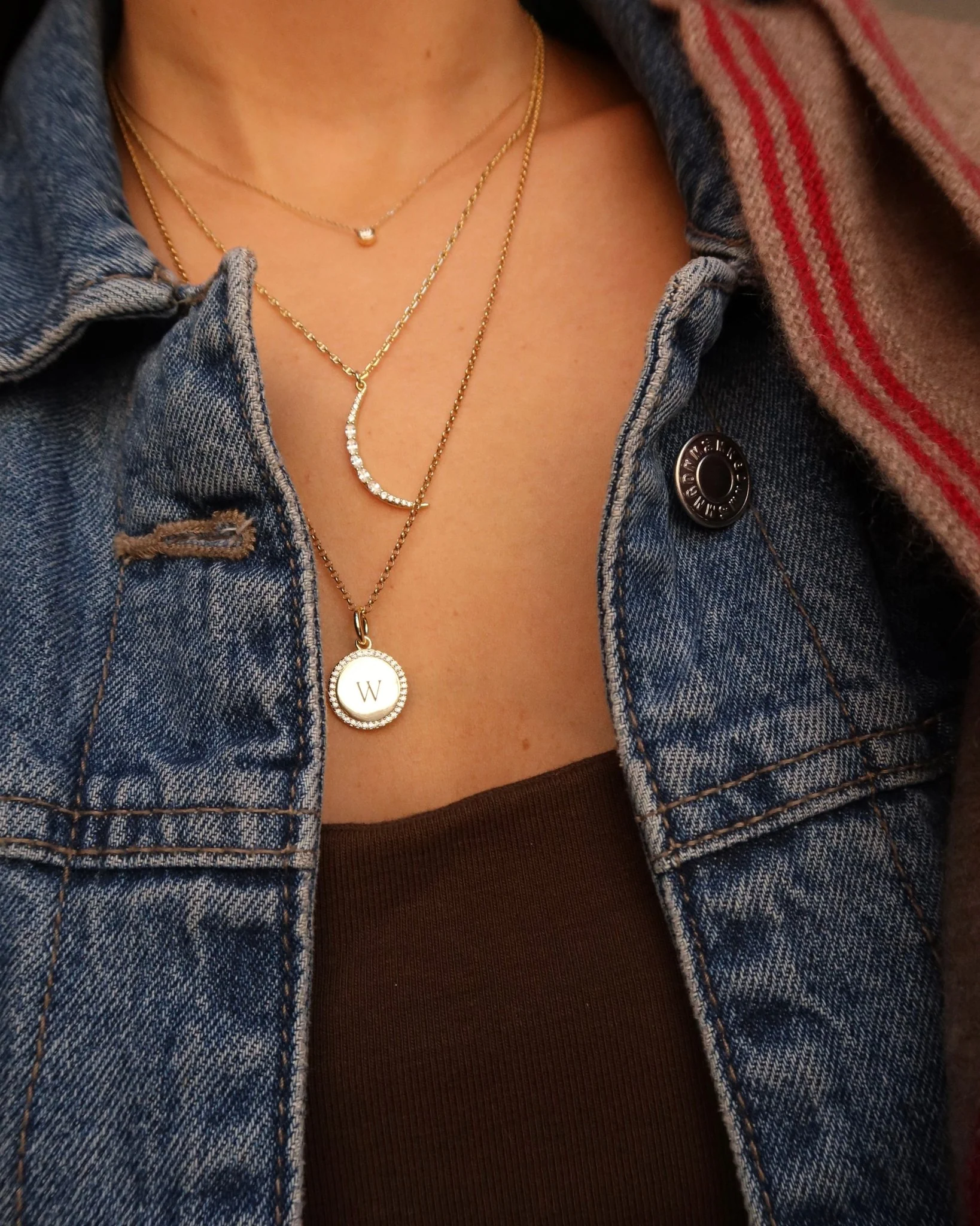 CORA ENGRAVABLE PAVÉ HALO PENDANT WITH ROLO CHAIN - Image 2