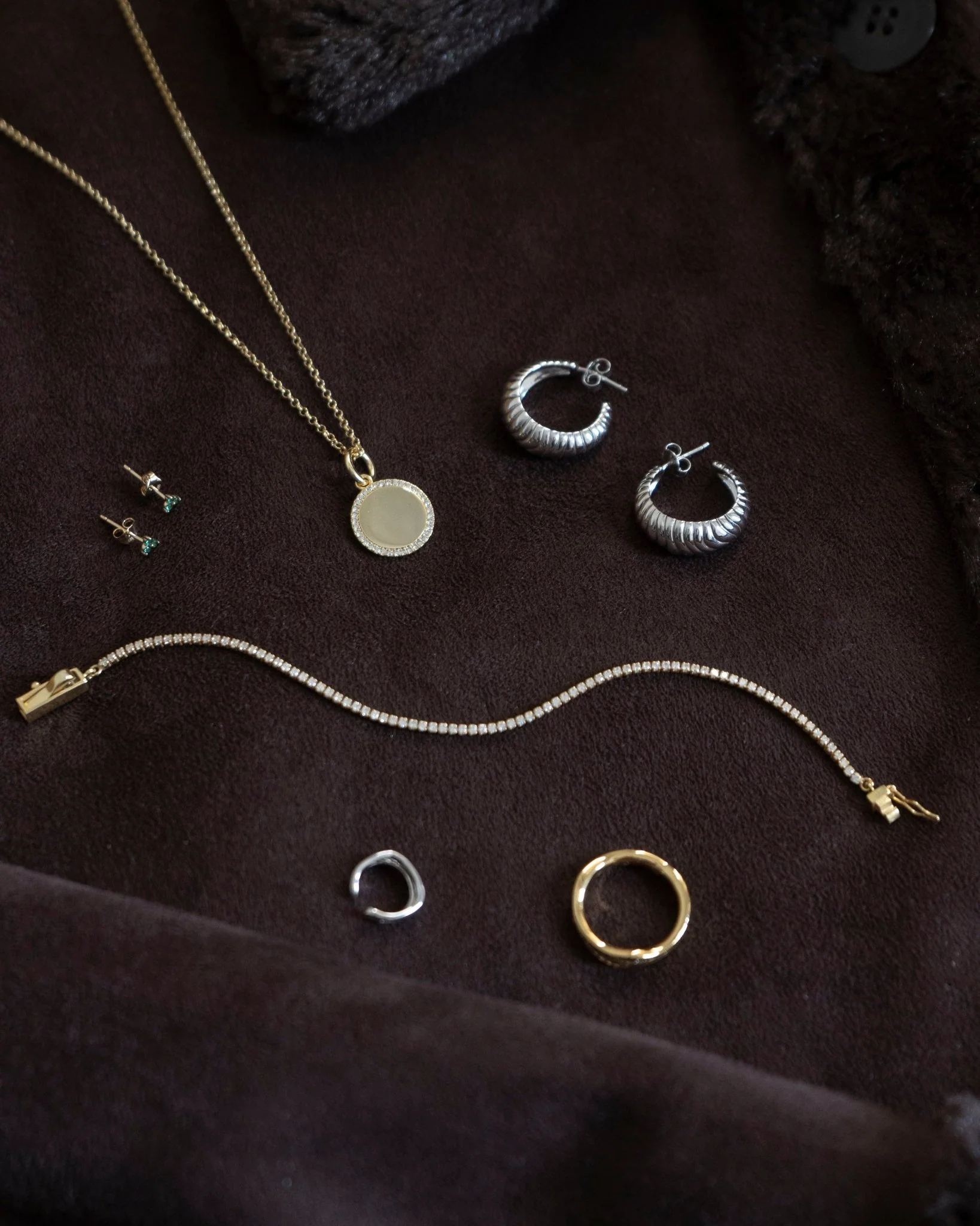 CORA ENGRAVABLE PAVÉ HALO PENDANT WITH ROLO CHAIN - Image 4