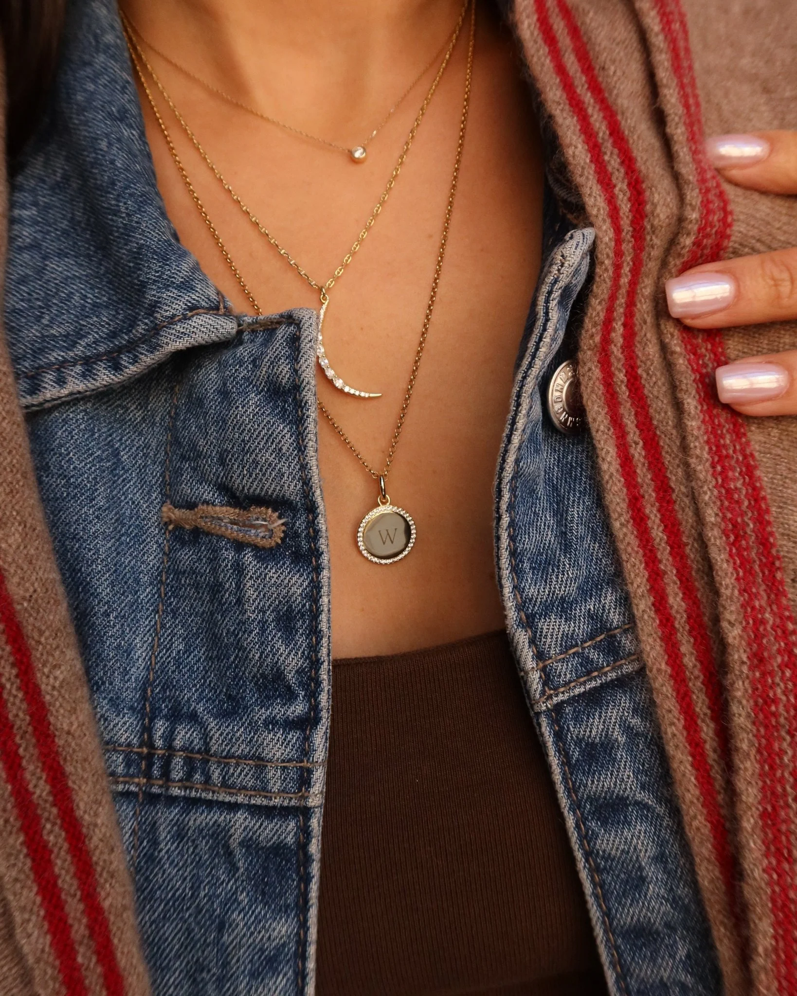 CORA ENGRAVABLE PAVÉ HALO PENDANT WITH ROLO CHAIN - Image 7