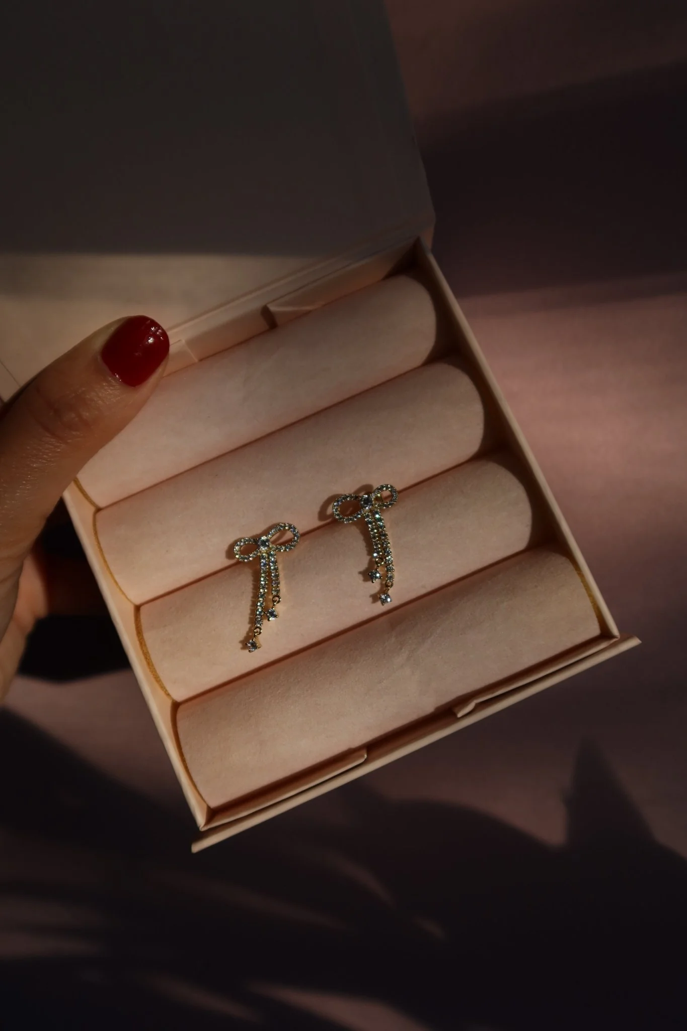 THE HILARY BOW STUDS - Image 5