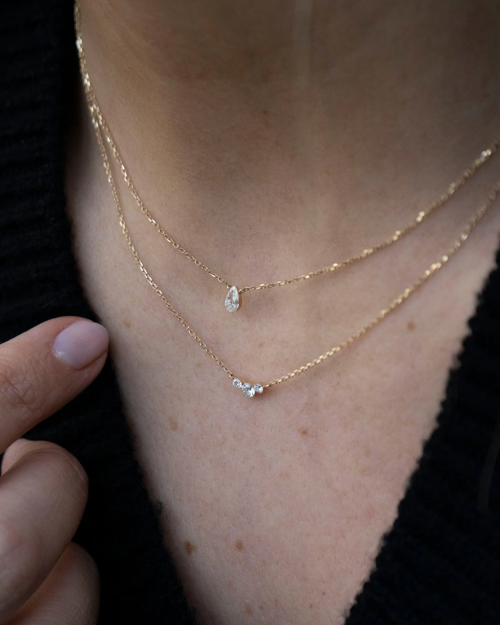 KENSINGTON INVISIBLE SETTING DIAMOND TRIO NECKLACE - Image 2