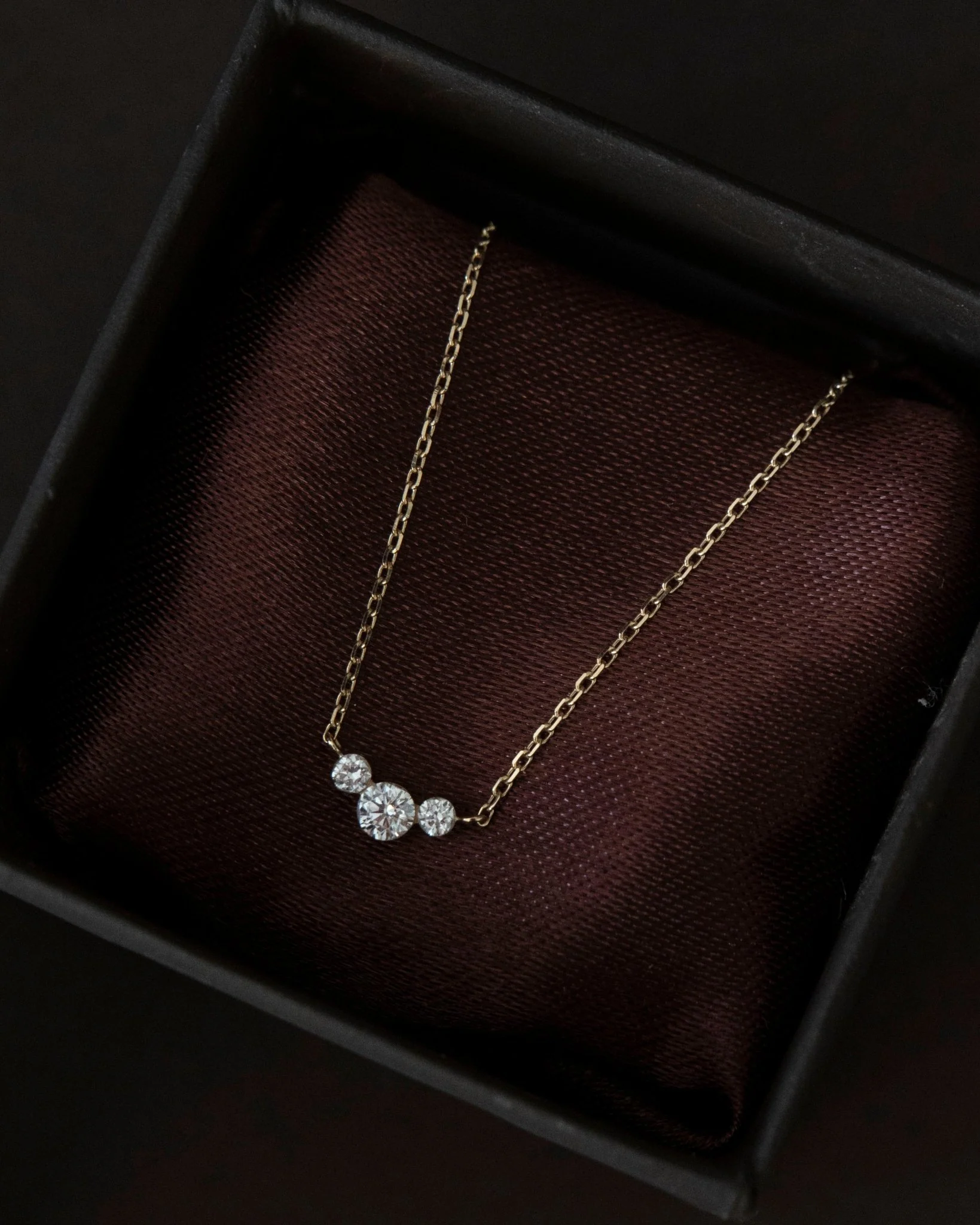 KENSINGTON INVISIBLE SETTING DIAMOND TRIO NECKLACE - Image 3
