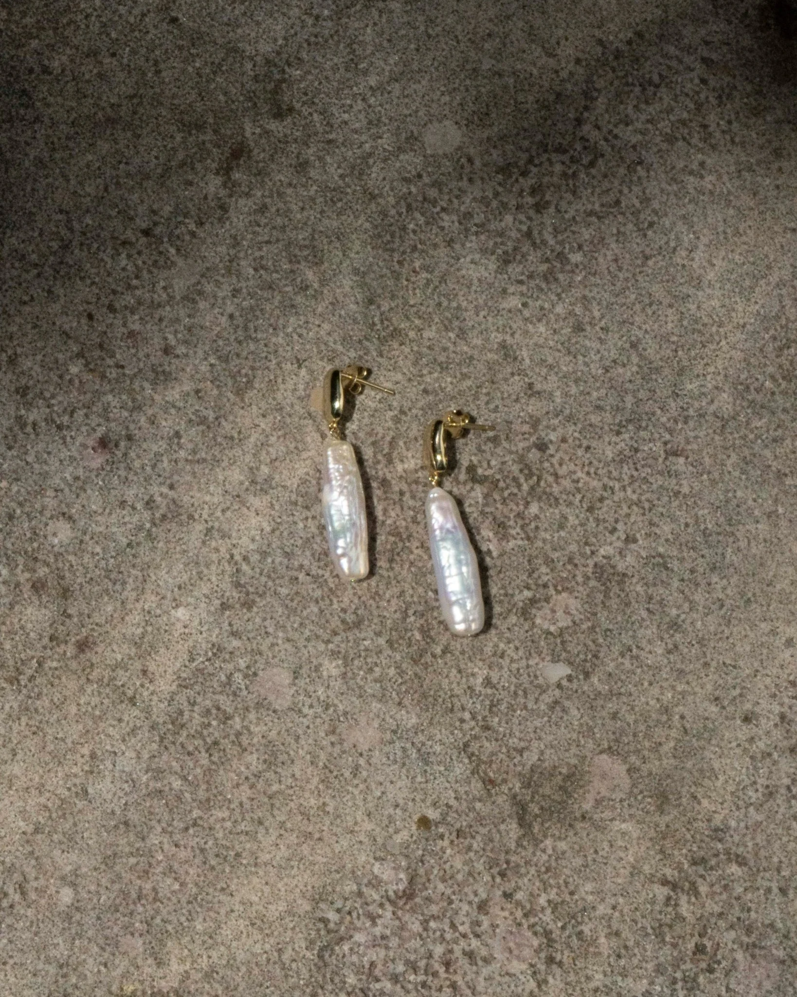 LUCIE ORGANIC PEARL DROP EARRINGS - Image 4