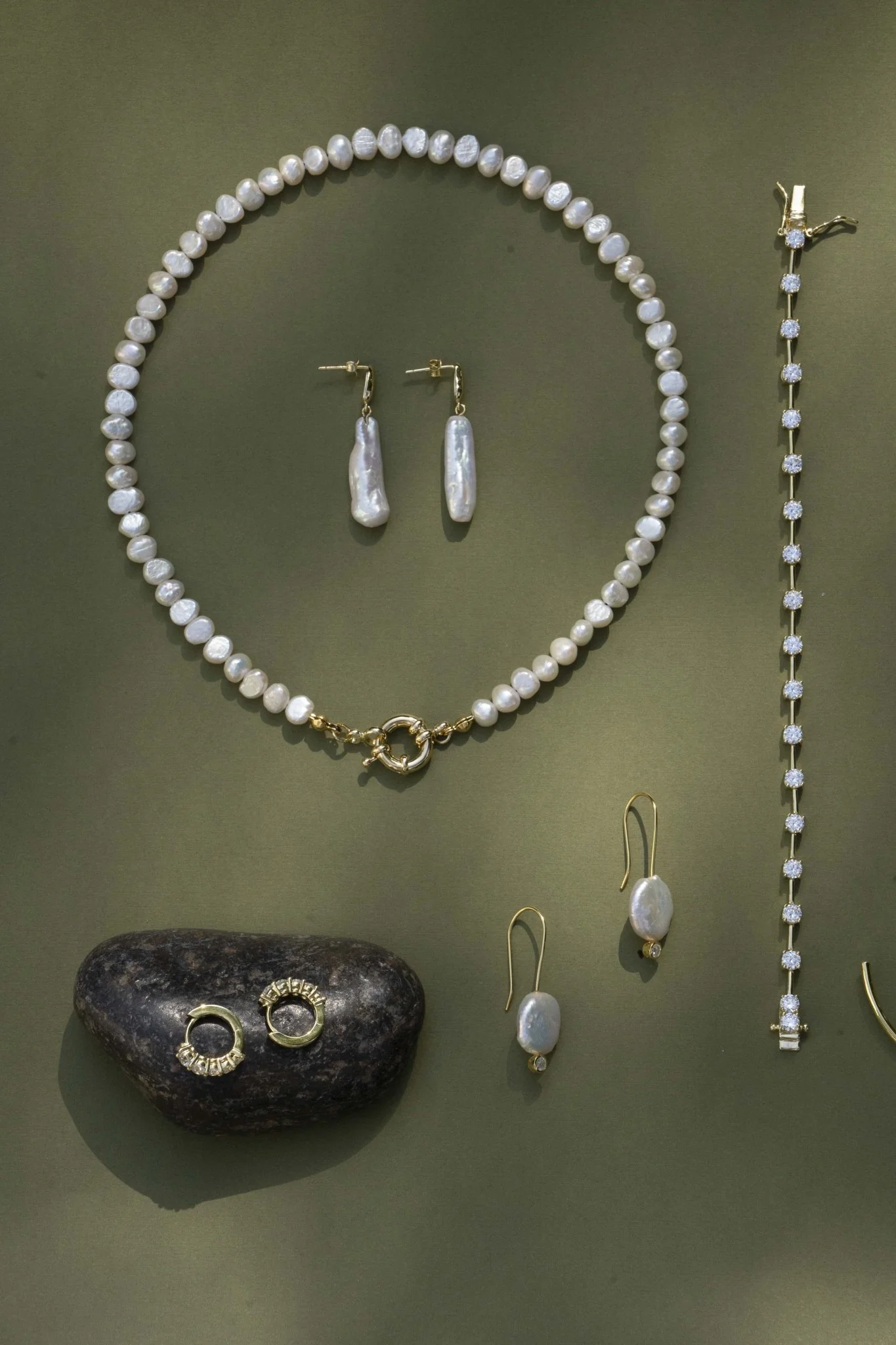 LUCIE ORGANIC PEARL DROP EARRINGS - Image 5