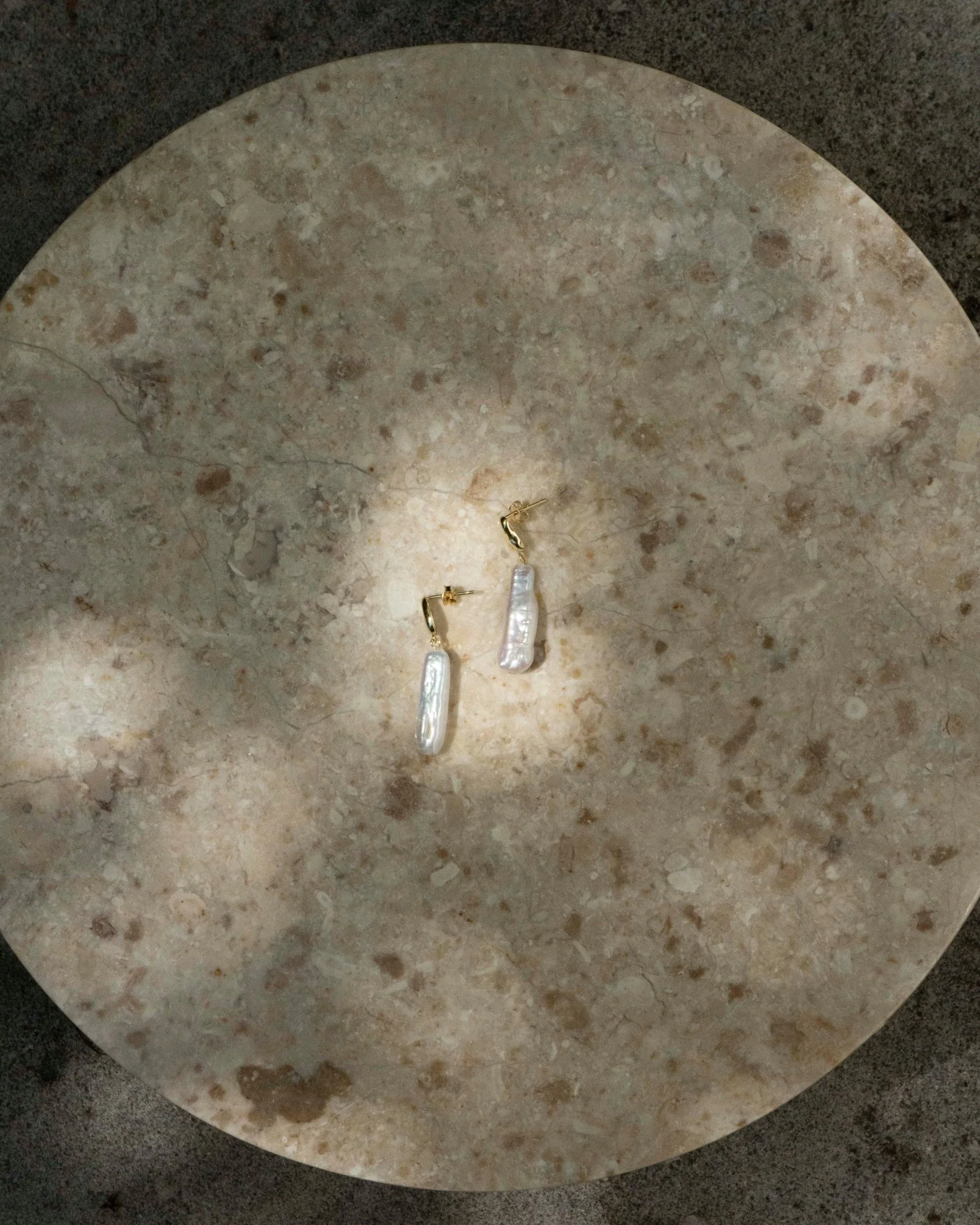LUCIE ORGANIC PEARL DROP EARRINGS - Image 6