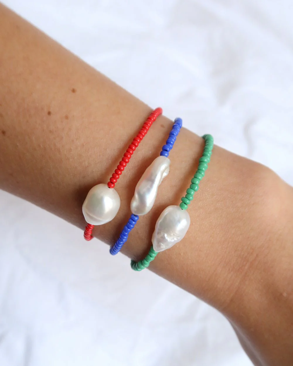 MYA SEED BEAD PEARL BRACELET (RED) - Image 3