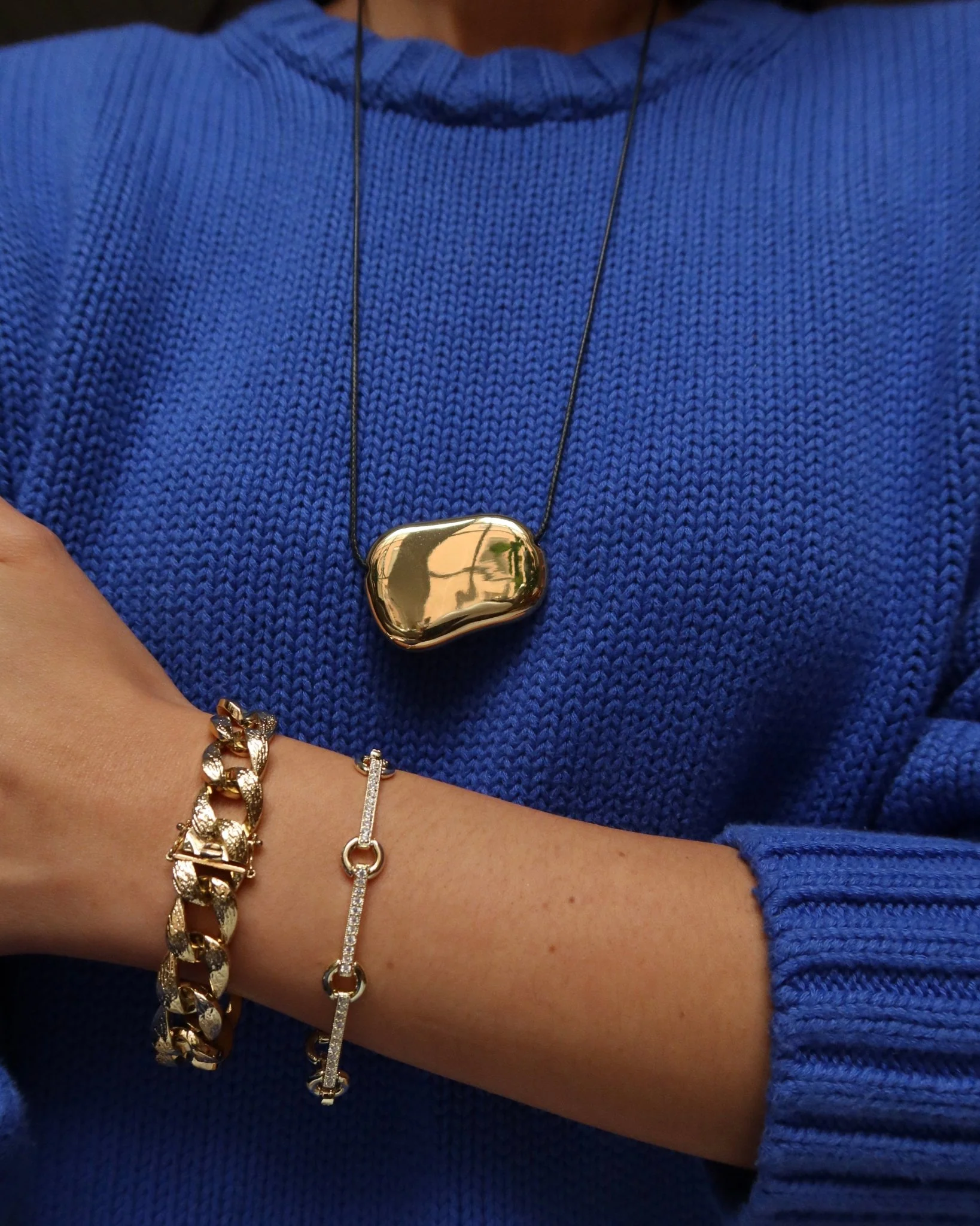 RAQUEL ORGANIC GOLD PLATE LEATHER NECKLACE - Image 3
