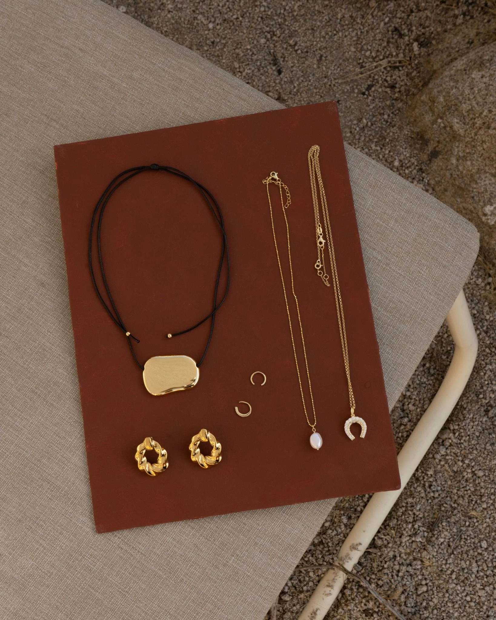 RAQUEL ORGANIC GOLD PLATE LEATHER NECKLACE - Image 8
