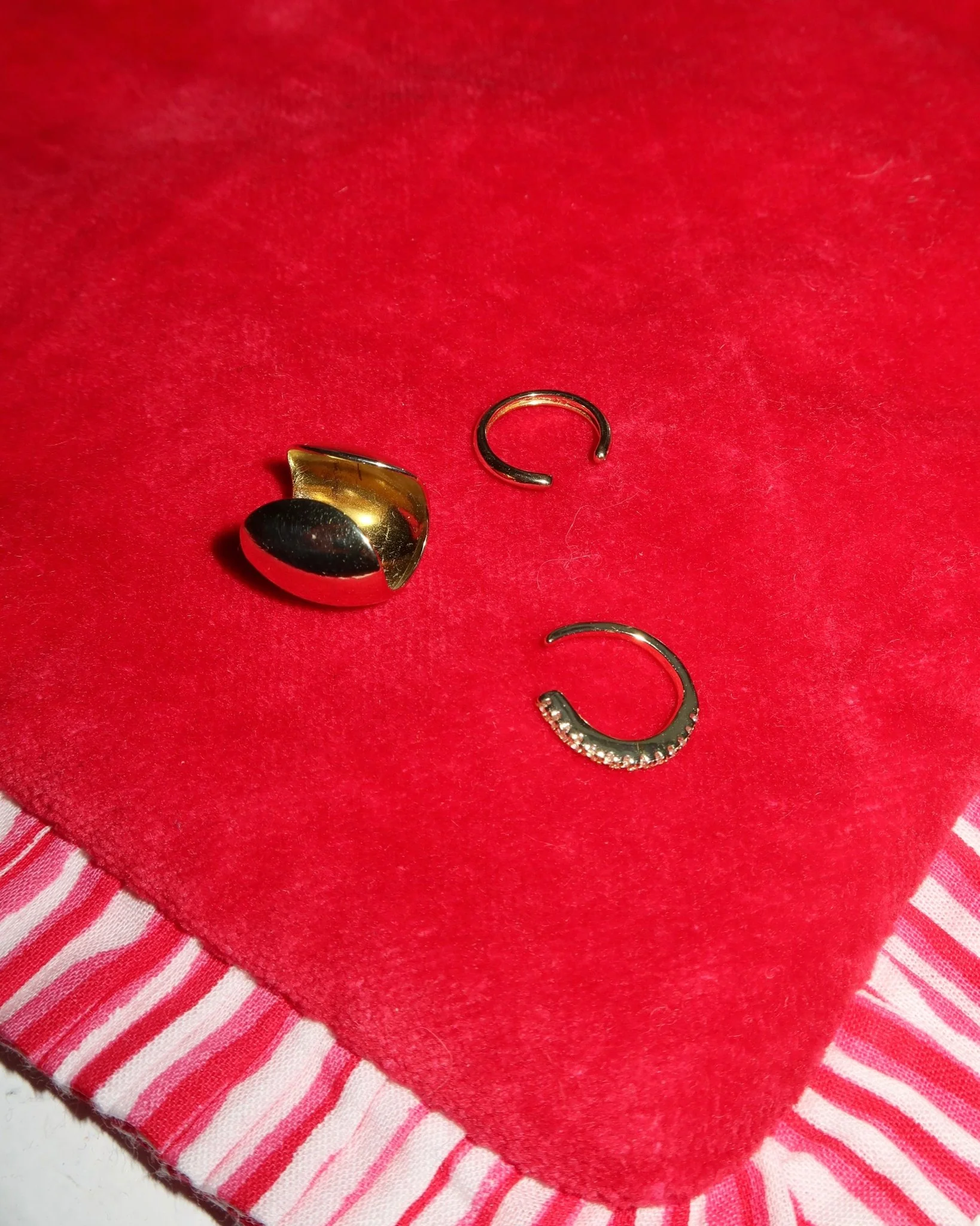 KRYSTA BOLD GOLD EAR CUFF - Image 6