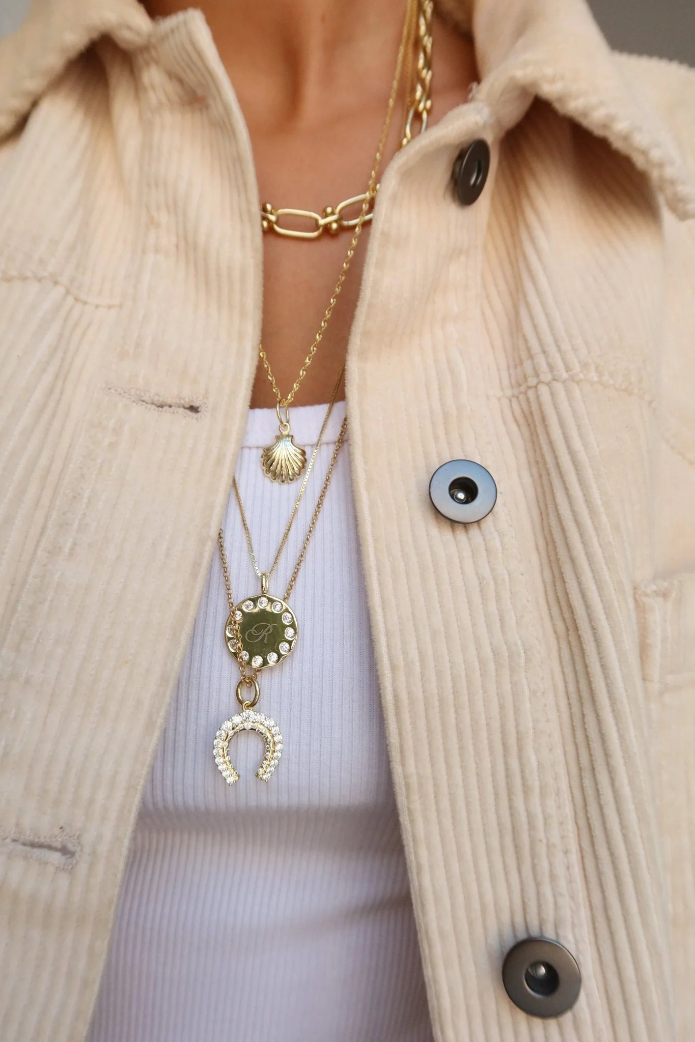 LOREN HORSESHOE PENDANT NECKLACE - Image 9