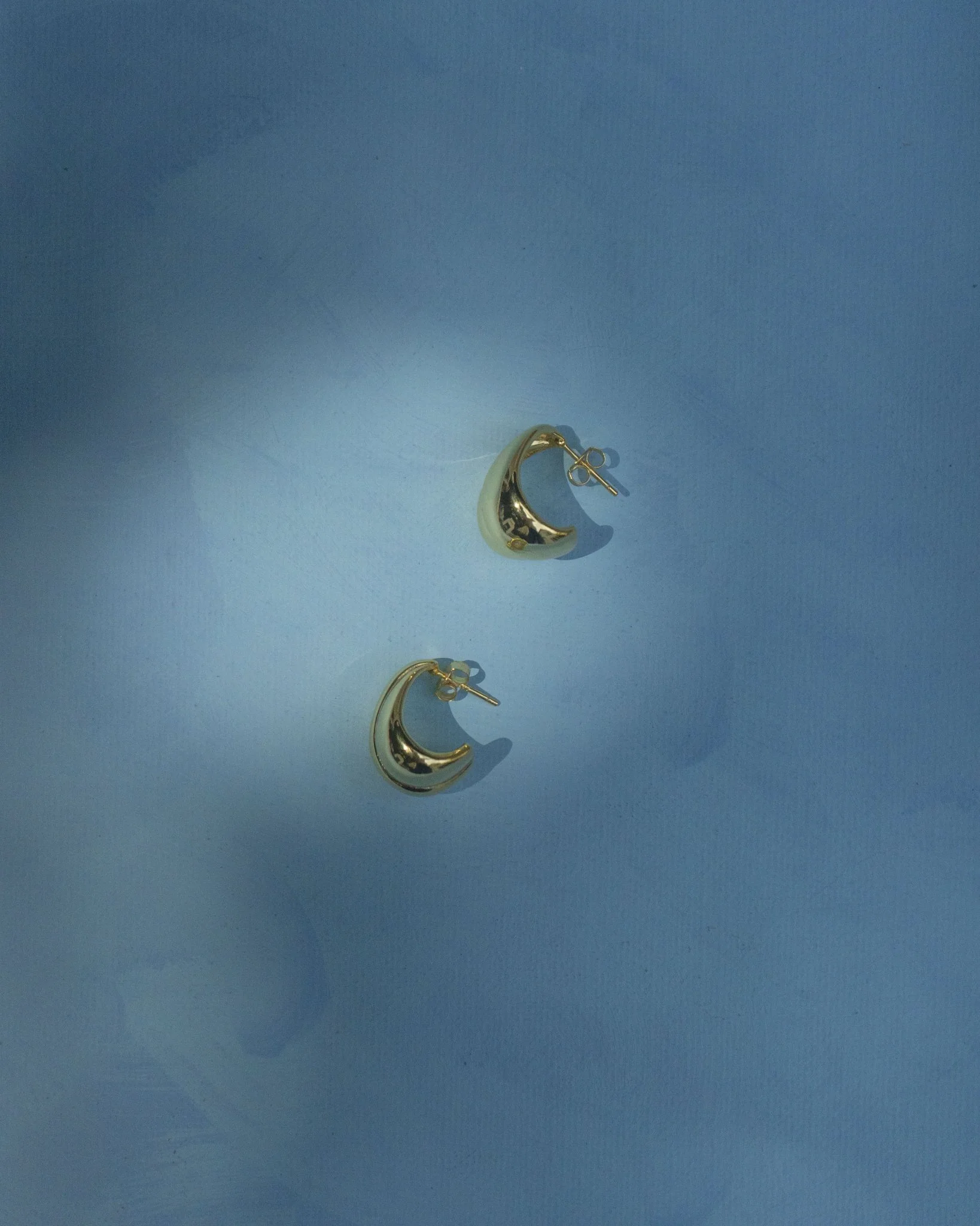 ELLIE MEDIUM CHUNKY OVERLAP HOOPS - Image 6