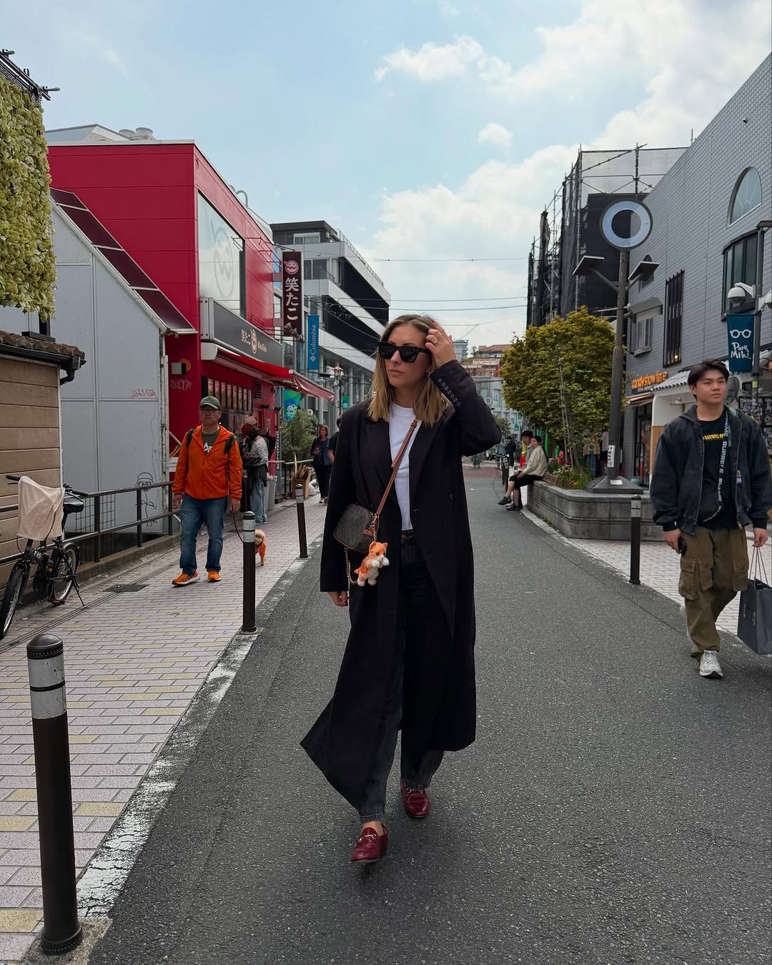 ESSENTIAL BLACK SUNGLASSES - Image 3