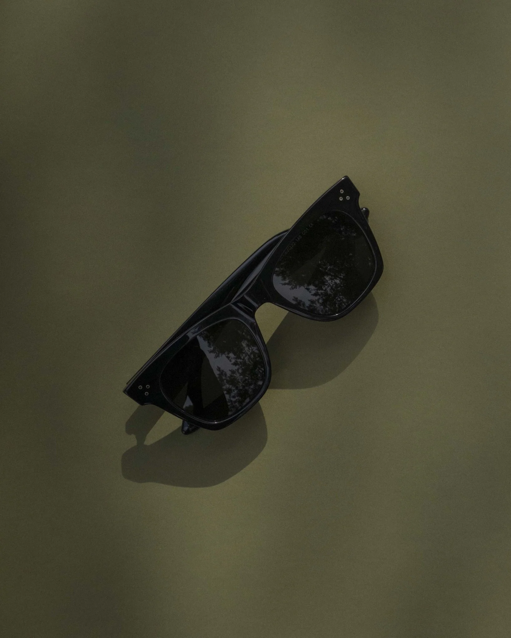 ESSENTIAL BLACK SUNGLASSES - Image 4