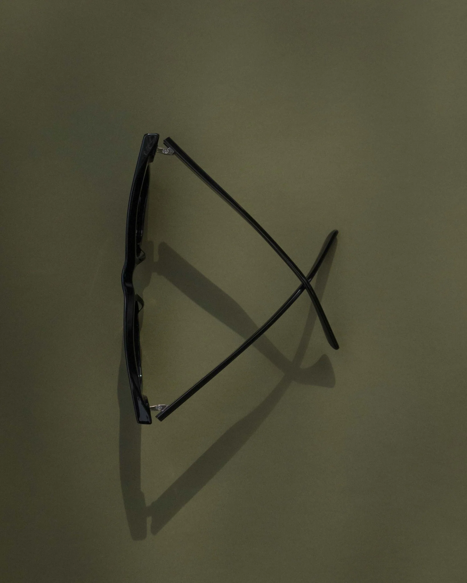 ESSENTIAL BLACK SUNGLASSES - Image 6